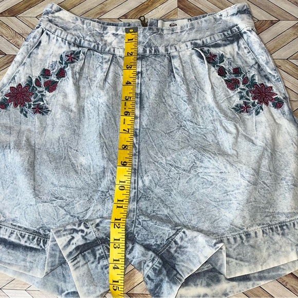 BELLFIELD Floral Embroidered‎ High Waist Chambray Light Acid Wash Shorts Cotton - Picture 9 of 13